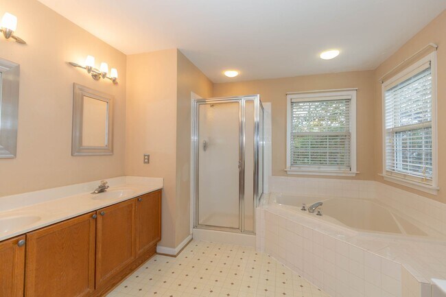 Building Photo - 4 bed, 2.5 bath Single Family Home in Char...