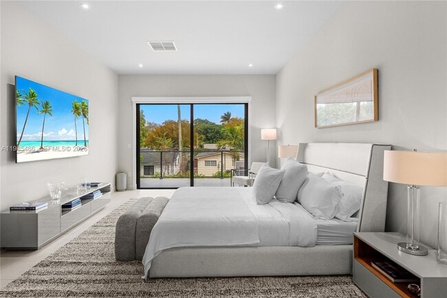 Building Photo - 245 NE 116th St