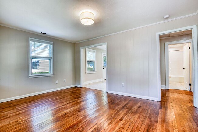 Building Photo - Renovated 2 bdrm home in East Savannah