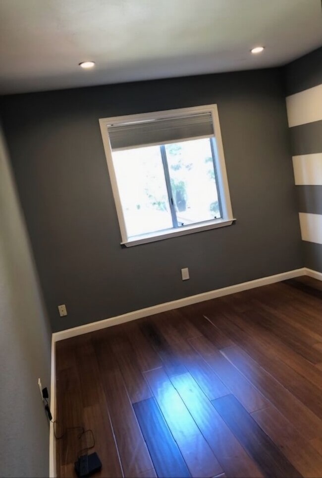 Building Photo - Gorgeous Updated 2 Bedroom, 2 bath condo For Rent in Pleasanton.