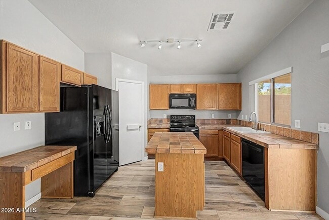 Building Photo - 905 E Potter Dr