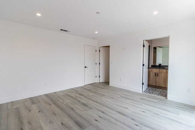 Building Photo - 4299 Tujunga Ave