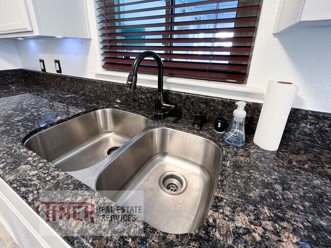 Building Photo - Beautiful Colonial Village Home