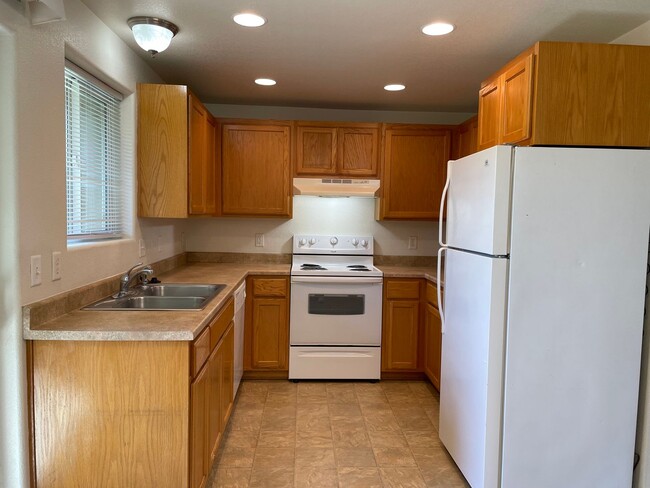 Building Photo - Very Nice 2 bedroom 1.5 Bath Townhome