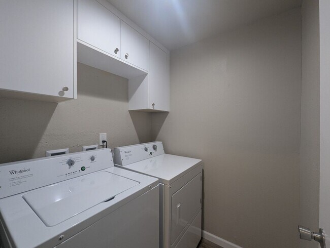 Building Photo - 551 Elm Way