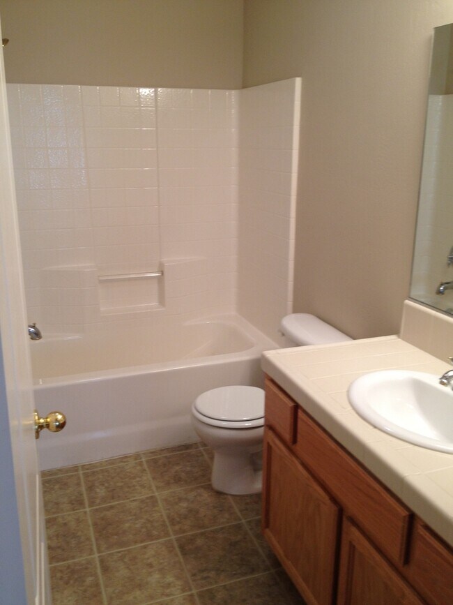 Building Photo - Beautiful NW Home 5 bed/2 bath $2700 Deposit & 2700 Rent