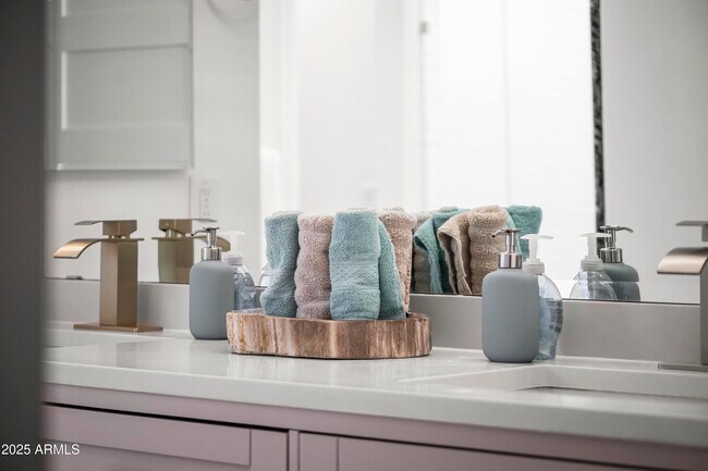 Building Photo - 7258 E Loma Ln