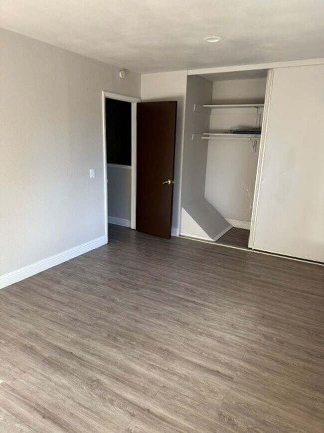 Building Photo - Lovely sunny corner lot unit available now and pet friendly!! Call to inquire today.