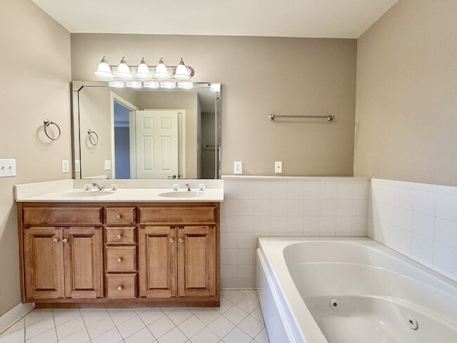 Building Photo - 1801 Brentwood Pointe