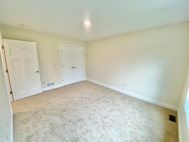 Building Photo - 3 Bedroom Townhouse Essex Junction VT Avai...