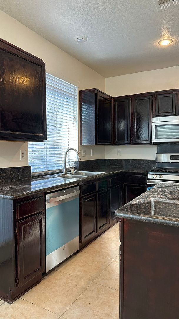 Building Photo - SUMMERLIN HOME WITH 5 BEDROOMS (INCLUDE SOME UTILITIES)