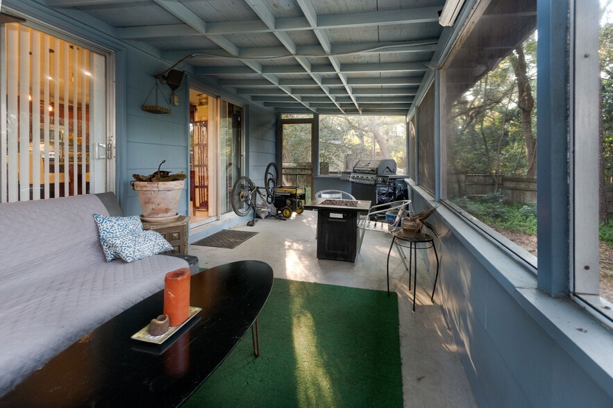 Building Photo - 1804 Westridge Dr