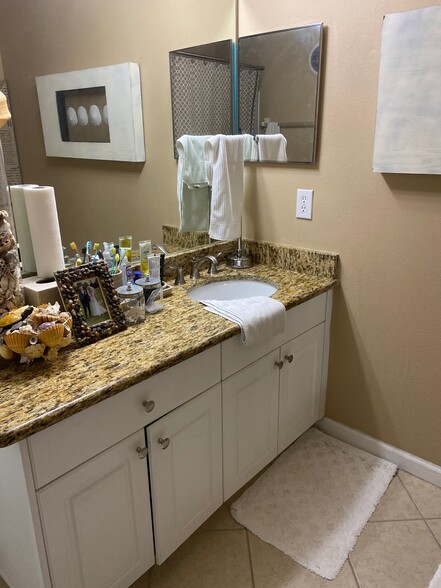 Master Bathroom - 1055 Luminary Cir