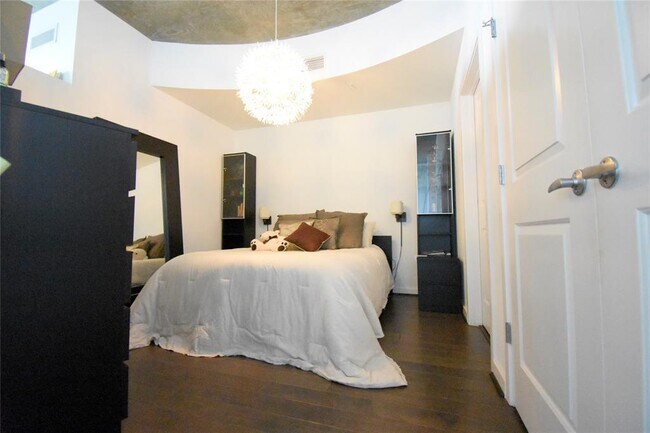 Building Photo - 5925 Almeda Rd