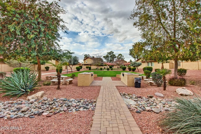 Building Photo - 2415 W Greenway Rd