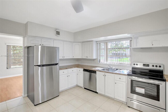 Building Photo - 5386 Balsam Terrace