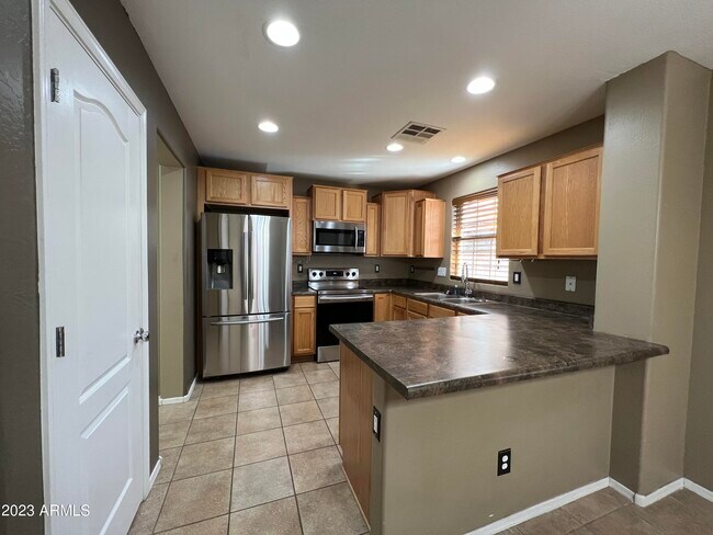 Building Photo - 2709 E Bart St