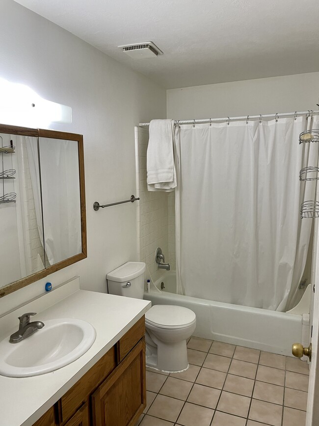 Main bathroom - 1351 S Main St