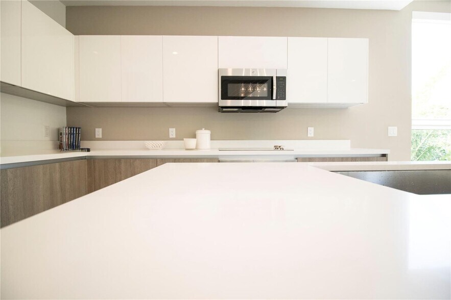 Building Photo - 2465 NE 135th St