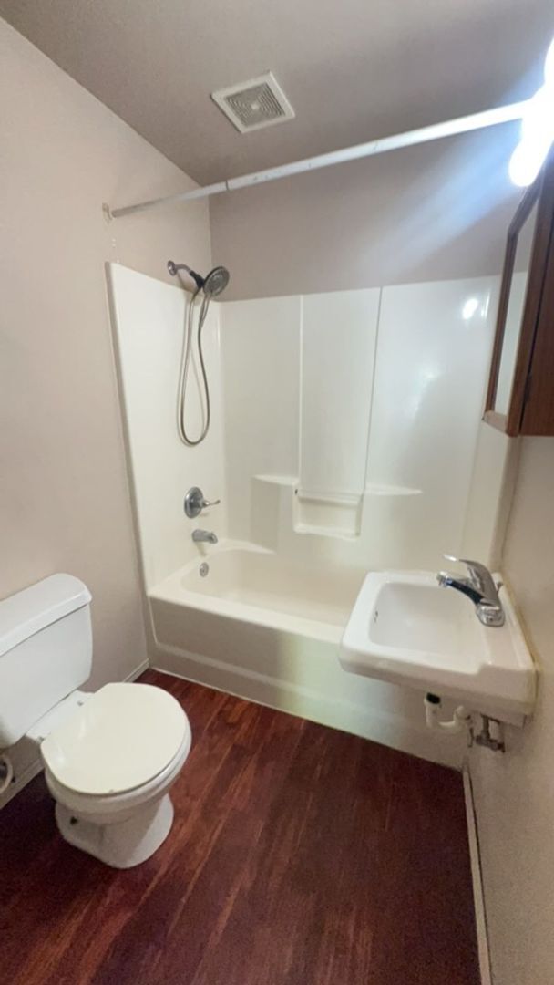 Building Photo - 2802-2802 NW Highland Ave