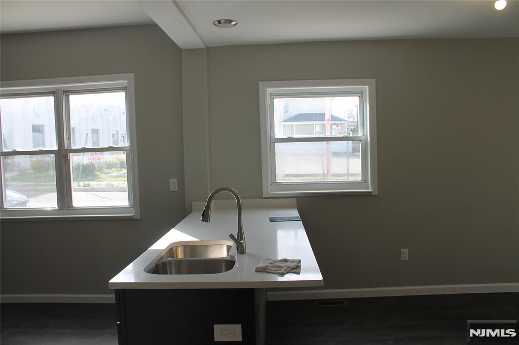 Building Photo - 519 Roosevelt Ave