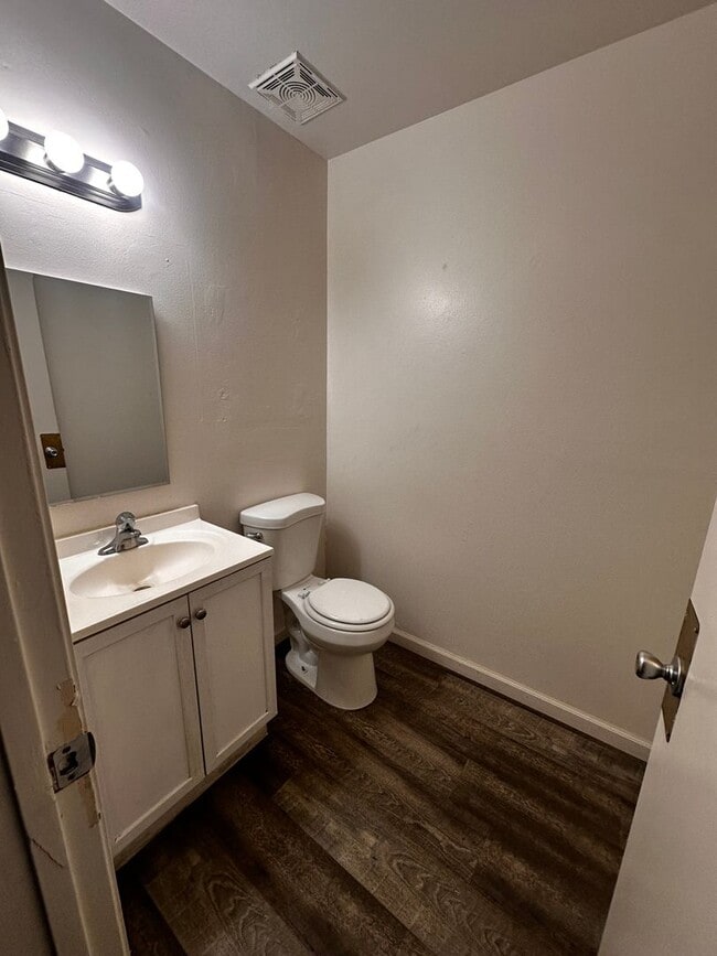 Building Photo - 3 Bedroom 1.5 Bathroom Condo