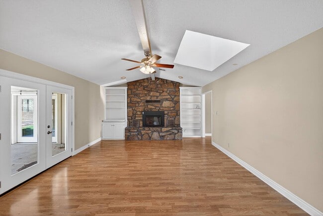 Building Photo - 1910 W 4th St S