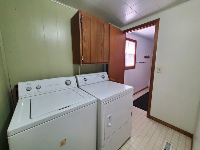 Building Photo - 301 Leonard Ave