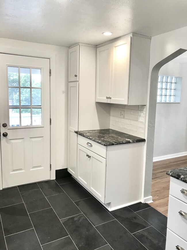 Building Photo - 400 Duquesne Dr