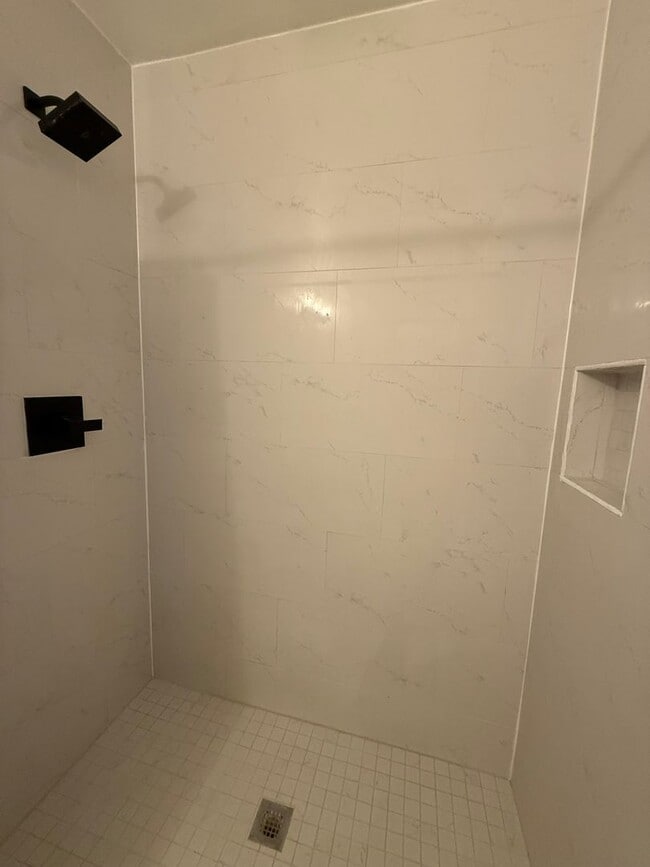 Building Photo - Renovated 2/1 Home walkable to Downtown De...