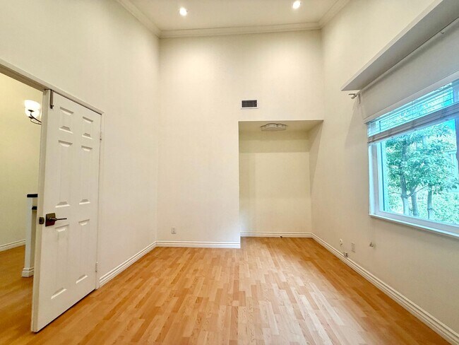 Building Photo - 5708 Camelia Ln