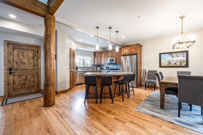Building Photo - Modern Mountain Home in Desirable Pinebrook