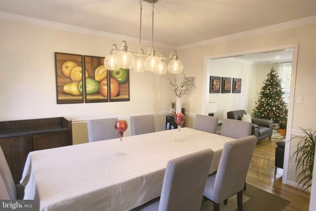 Building Photo - 10277 Gainsborough Rd