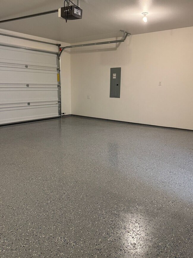 Building Photo - Charming 3-Bed Duplex with 2.5 Baths & 1600 Sq Ft - Prime Spanaway Location!