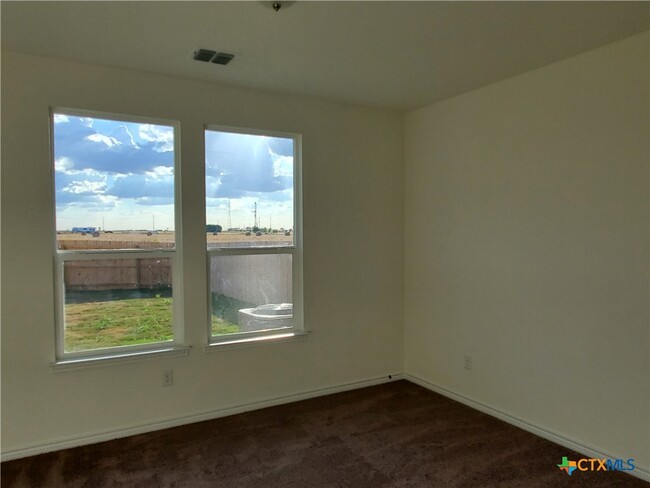 Building Photo - 4005 Woodside Dr