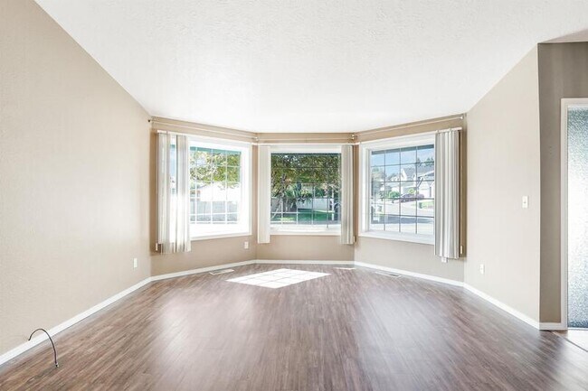 Building Photo - 1075 Mildred Ln SE