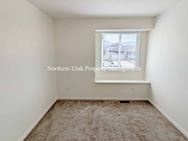 Building Photo - Updated 4 Bed, 2 Bath SFH