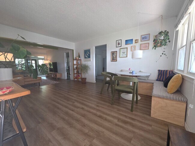 Building Photo - Mid-town Ventura 3 Bedroom 2 bath single level home