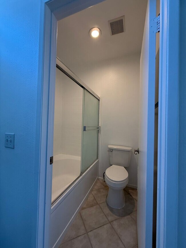 Building Photo - **Charming 1bed 1bath Condo located in the desirable Canyon Villa Community**