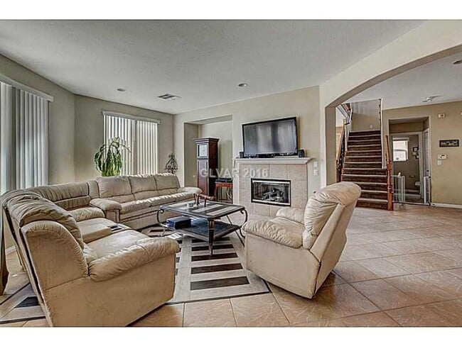 Building Photo - Stunning & Spacious Home with Park Views and Pool!