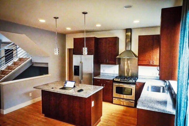 Building Photo - Large Executive Style Spacious 3 bedroom, 2.5 Bathroom house in West Oakland Close to BART/SF/Eme...