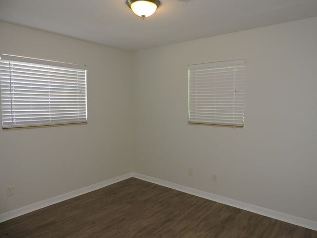 Building Photo - Convenient Northeast location!