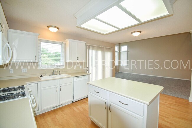 Building Photo - 4 Bedroom 2.5 Bathroom home in Urbandale