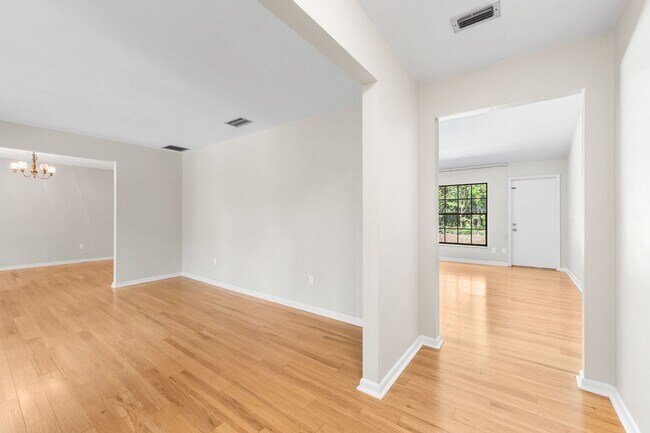 Building Photo - Spacious Pool Home in Desirable NW Gainesville