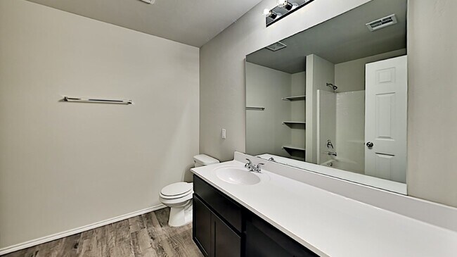 Building Photo - Very Nice 3 Bedroom 2 Bath Home in Yukon Schools