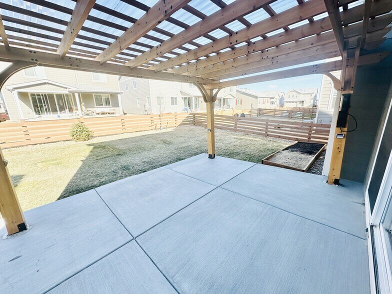 Building Photo - 870 Golden Peak Dr
