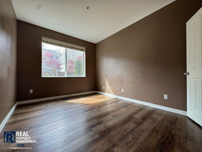 Building Photo - Spacious 5-Bedroom Home with 3-Car Garage & Fenced Yard in Kent!!