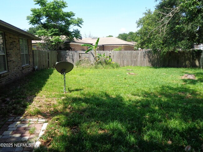 Building Photo - 812 Maplewood Ln