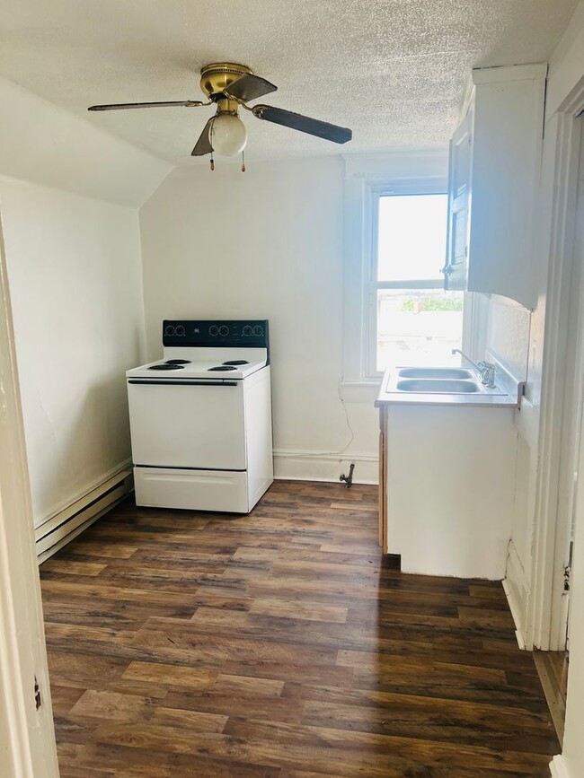 Building Photo - Studio apartment 3rd Floor Unit