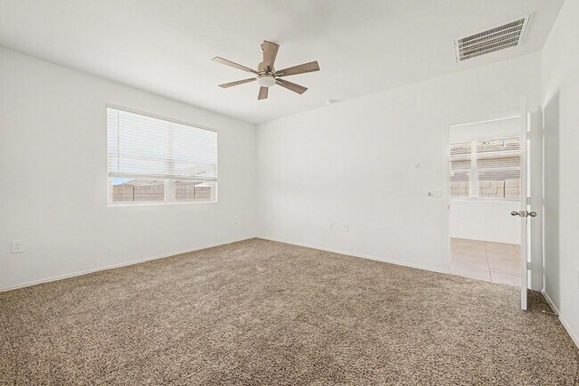 Building Photo - 1566 E Fletcher Dr